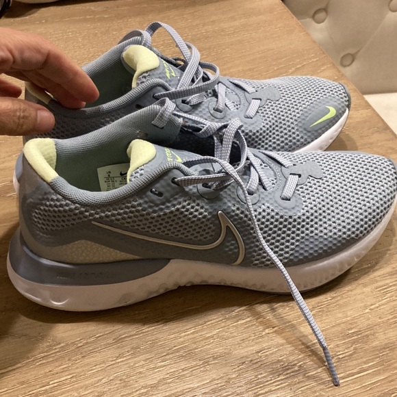 Women Nike size 6 - Picture 3 of 9